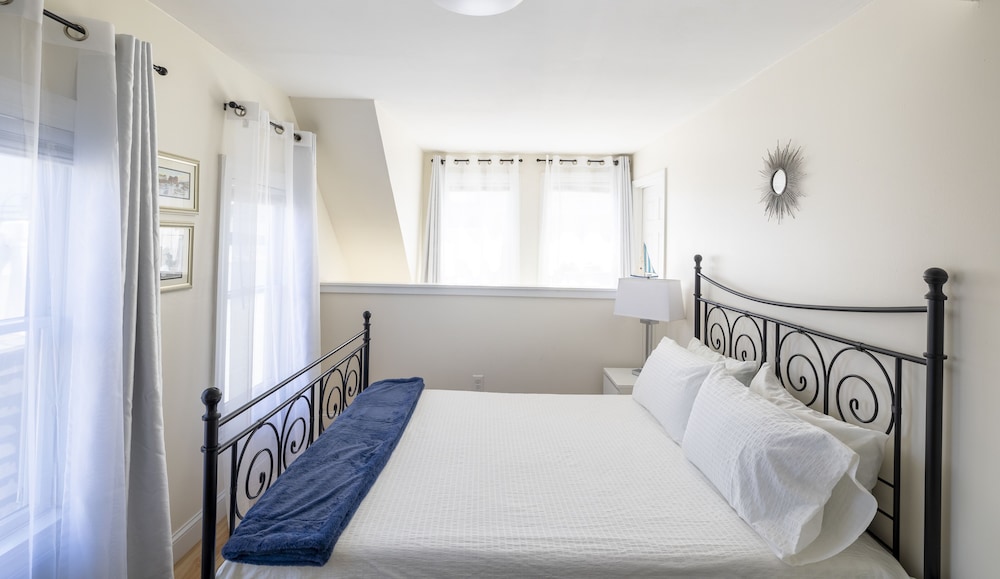 Harbor Retreat ★ Ocean View ★ Heart of Downtown ★ Rockport Vrbo