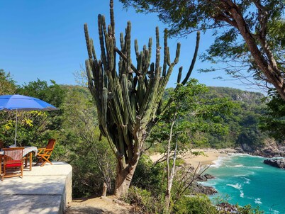 Hidden small house over Playa La Mina and stunning views of the Pacific Ocean
