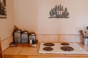 Jääkaappi, mikroaaltouuni, uuni, kahvin-/teenkeitin