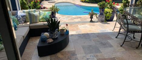 Una piscina al aire libre, una piscina climatizada
