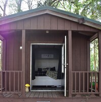 Cabaña | Escritorio y ropa de cama