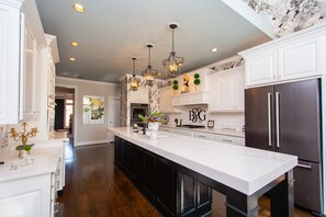 Fridge, microwave, oven, stovetop - PGA elegant large home with lux outdoor porch and patio (Prospect)