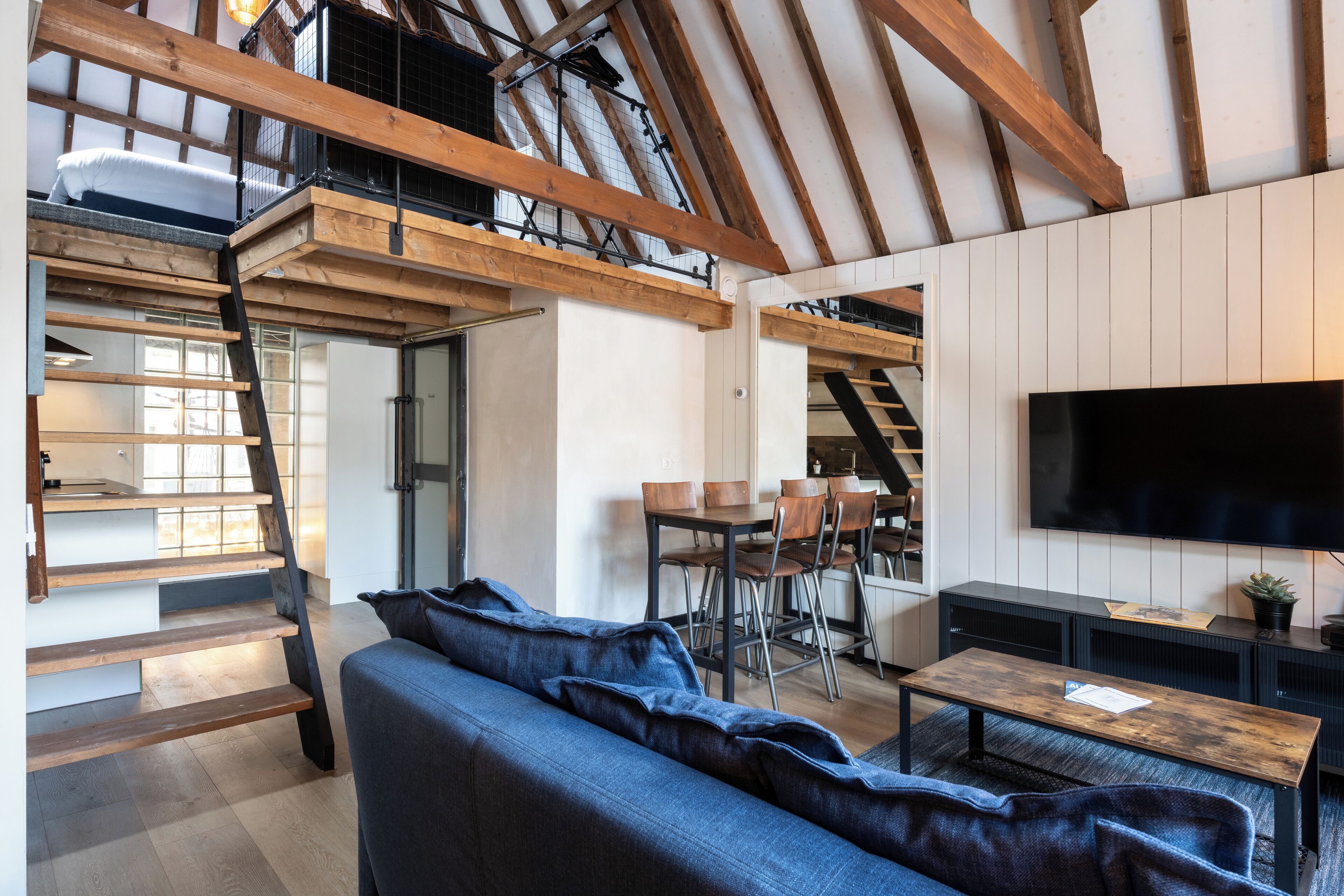 Familie loft, 1 kingsize bed met slaapbank | Woonruimte | Een 50-inch smart-tv met kabelzenders, Netflix en streamingdiensten