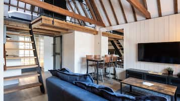 Familie loft, 1 kingsize bed met slaapbank | Woonruimte | Een 50-inch smart-tv met kabelzenders, Netflix en streamingdiensten