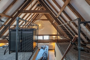 Family Loft, 1 King Bed with Sofa bed | In-room safe, free WiFi, bed sheets - Grapèlli Boutique Hotel (Alkmaar)