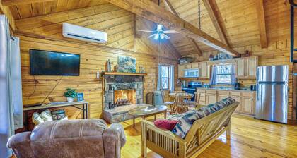 Cozy, rustic Buffalo River log cabin with indoor/outdoor firepit. Sleeps 10!