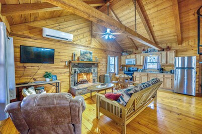 Cozy, rustic Buffalo River log cabin with indoor/outdoor firepit. Sleeps 10!