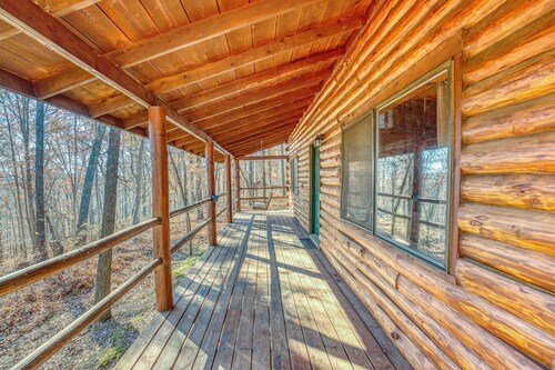 Cozy, rustic Buffalo River log cabin with indoor/outdoor firepit. Sleeps 10!