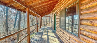 Cozy, rustic Buffalo River log cabin with indoor/outdoor firepit. Sleeps 10!