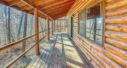 Cozy, rustic Buffalo River log cabin with indoor/outdoor firepit. Sleeps 10!