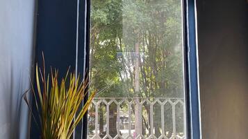 Kamar Double Ekonomi, balkon, pemandangan kota | Seprai premium, brankas, tirai kedap cahaya, dan setrika/meja setrika