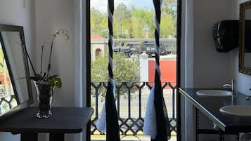 Shower, rainfall showerhead, free toiletries, hair dryer