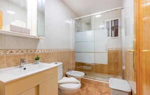 Shower, hair dryer - Cozy apartment in Torrevieja with swimming pool (Torrevieja)