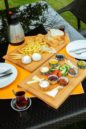 Tägliches inbegriffenes Frühstück zum Mitnehmen
