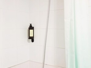 Shower, hair dryer, towels, shampoo - Holiday Home Sea Breeze (Playa del Inglés)