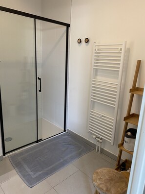Shower, hair dryer, towels, soap - Appartement Cosy, Bord des Quais, Proche Centre Ville et Plage (Dunkerque)
