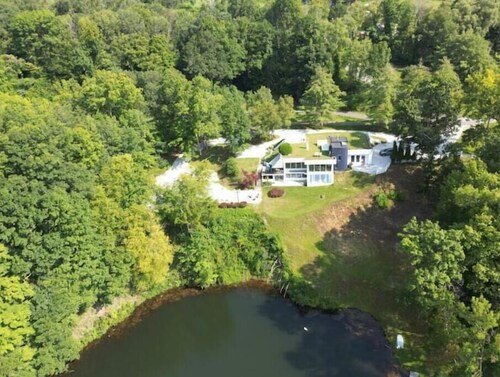 Lakefront Lakehouse Luxury in Connecticut