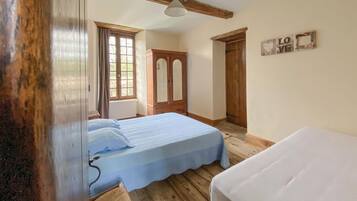 4 makuuhuonetta, vauvan matkasÀnky, ilmainen Wi-Fi, vuodevaatteet