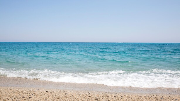 A beach with clear blue water and a sandy shore. - Stunning home in Carovigno with WiFi (Carovigno)