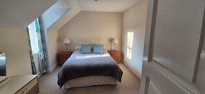 4 chambres, bureau, fer et planche à repasser, lit de bébé portatif