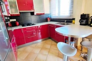 Réfrigérateur, micro-ondes, four, lave-vaisselle