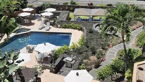 Un resort con piscina, mobiliario exterior y vista al océano.