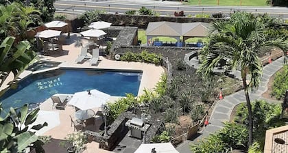 Relaxing Kailua-Kona 2 bed/2 bath condo with central AC across street from beach