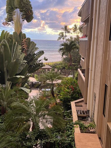 Relaxing Kailua-Kona 2 bed/2 bath condo with central AC across street from beach