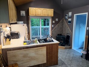 Liesi, vedenkeitin, leivänpaahdin, keittoastiat/astiat/ruokailuvälineet