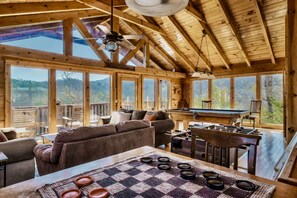 Smart-TV, Kamin, Tischfußball, Bücher