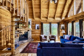 Smart TV, caminetto, tavolo da calcetto, libri