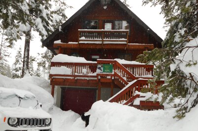 3 BR+loft, fam. rm., 2 bth, lg deck, close to major ski areas, trails, history.
