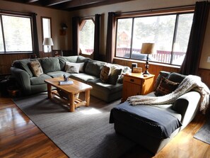 Smart-TV, peis og bøker