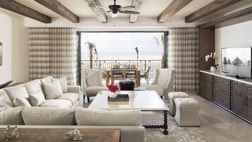 Suite Luxury | Area soggiorno | TV 50 pollici con canali via cavo, film pay-per-view