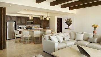 Suite Luxury | Area soggiorno | TV 50 pollici con canali via cavo, film pay-per-view