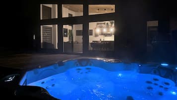 Bañera de hidromasaje al aire libre