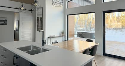 *NEW* Modern Riding Mountain Retreat.
