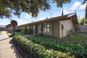 Exterior - Modesto Cozy Hideaway (Modesto)