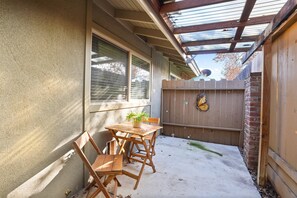 Outdoor dining - Modesto Cozy Hideaway (Modesto)