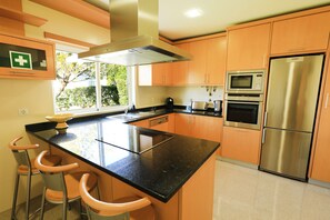 Micro-ondes, four, plaque de cuisson, lave-vaisselle