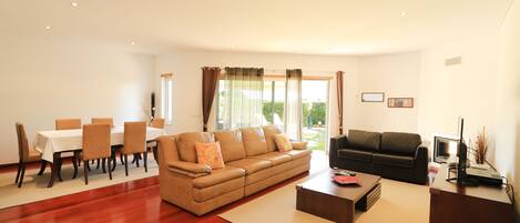 Smart-tv en een open haard