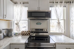 Jääkaappi, mikroaaltouuni, uuni, liesi