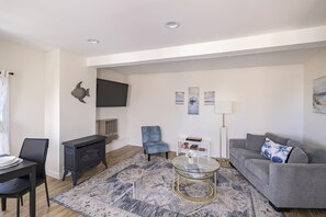 Smart TV - Harborside Oasis ★ Harbor View ★ Heart of Downtown (Rockport)