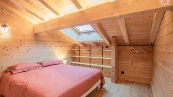 3 bedrooms, iron/ironing board, travel crib, WiFi (free)