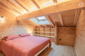 3 bedrooms, iron/ironing board, travel crib, free WiFi