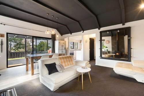 Wood fire inside, bath and views of the Remarkable mountains