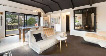 Wood fire inside, bath and views of the Remarkable mountains