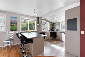 Fridge, microwave, oven, stovetop - Mountain and lake views, loads of parking and a wood burning fire (Queenstown)