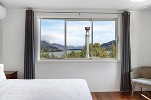 4 bedrooms, iron/ironing board, WiFi, bed sheets - Mountain and lake views, loads of parking and a wood burning fire (Queenstown)