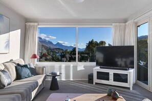 Smart TV, fireplace - Mountain and lake views, loads of parking and a wood burning fire (Queenstown)